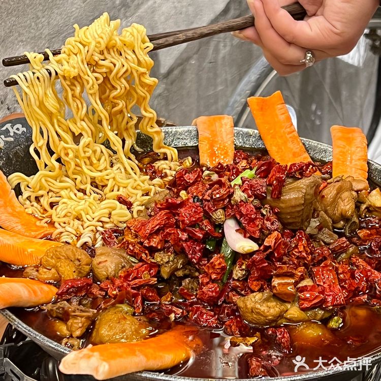 在西安苍蝇馆子吃到了芋儿鸡 鸡汤无限续诶