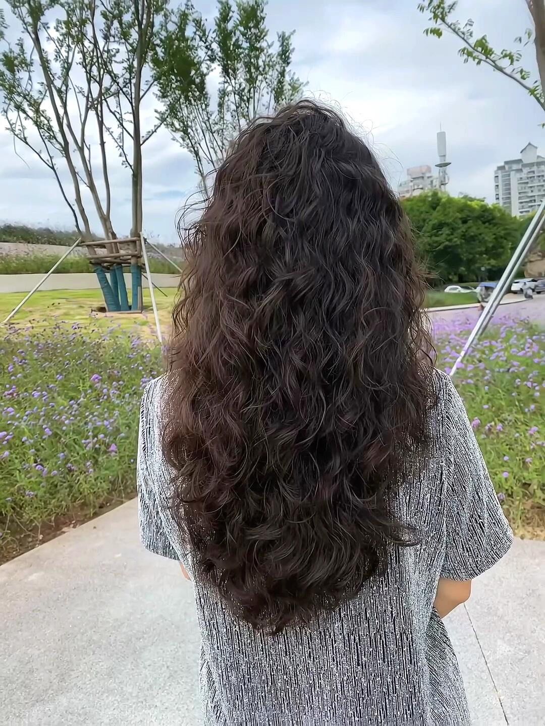 一款显发量显脸小的卷发法式慵懒 附近哪里做头发好 法式烫发