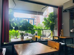 靠窗位-转山咖啡(松柏社区店)