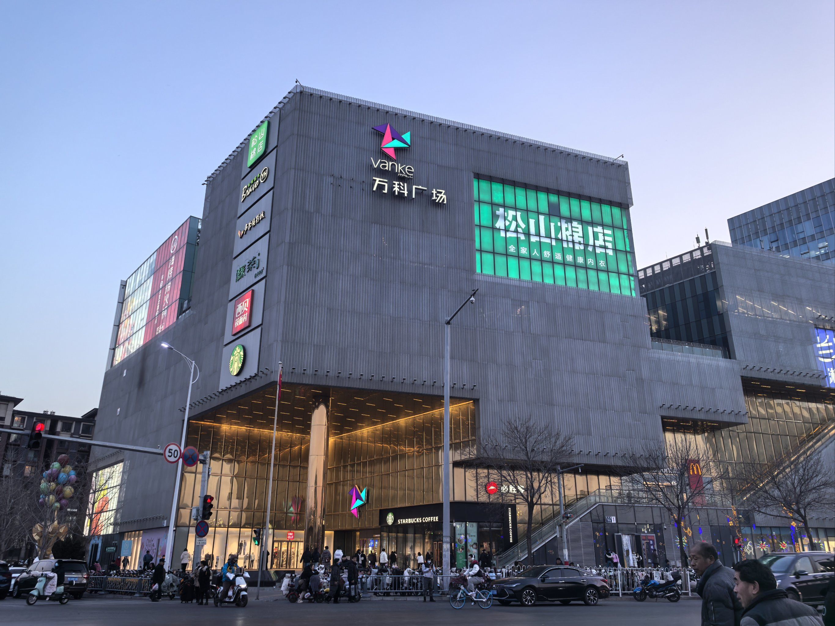n
一,地理位置与交通
住总万科广场位于北京市大兴区旧宫镇耗心