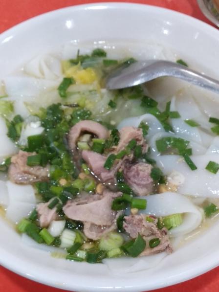 打分 口味 : 1.0 环境 : 1.0 服务 : 1.0 没有看错,8元一碗土鸡卷粉.