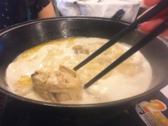 浓厚原只鸡煲花胶汤-鲜入围煮花胶鸡海鲜火锅