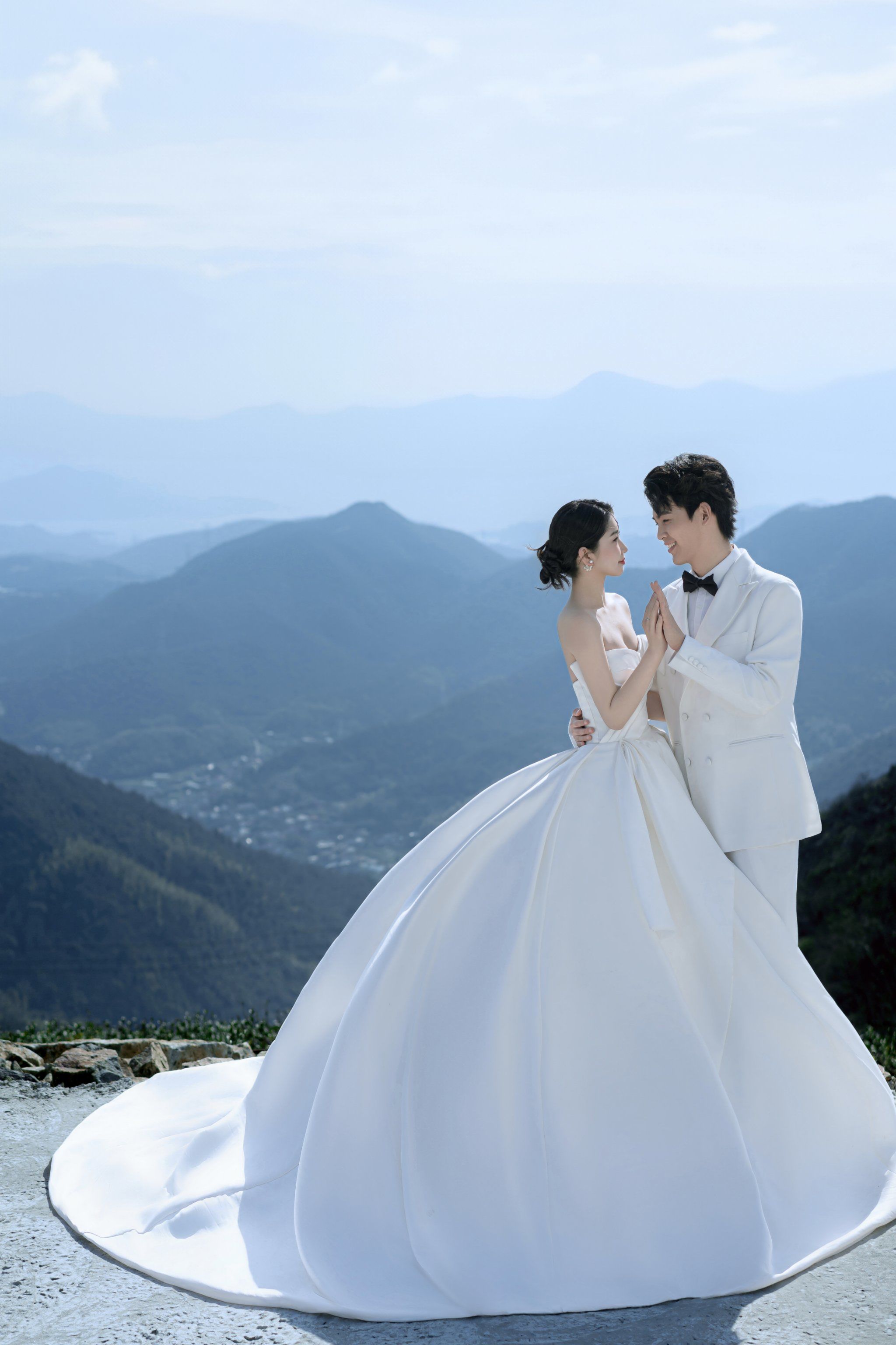 婚纱摄影
-
山顶的风景总是比平底显得更浪漫一些
电影般的画面