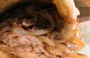 Sauce-Braised Beef Burger