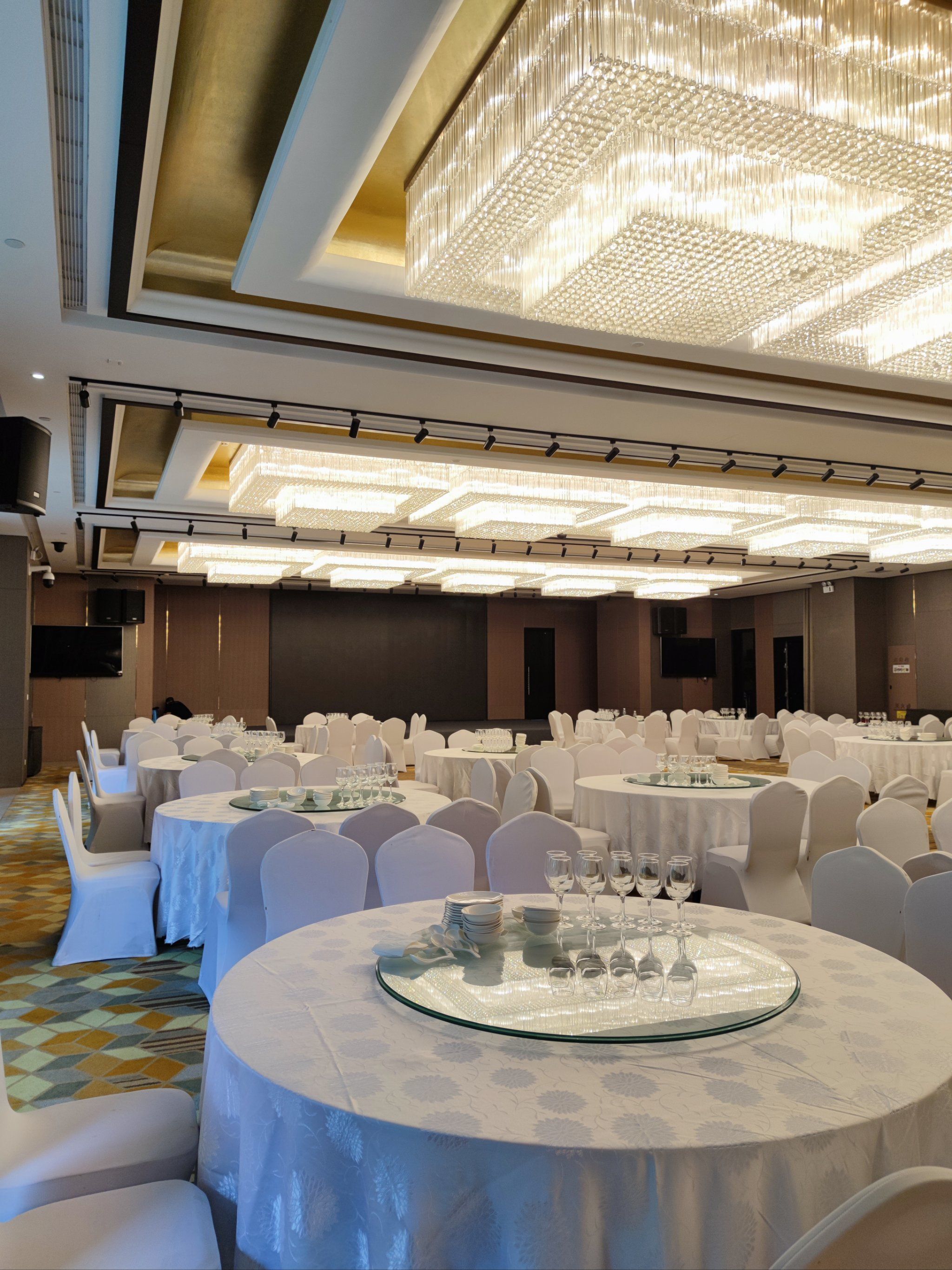喜欢水晶吊顶的姐妹不要错过这家宴会酒店哦面积空间大