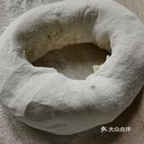从和面、揉面团开始,然后醒面的同时,剁馅儿、拌馅儿
