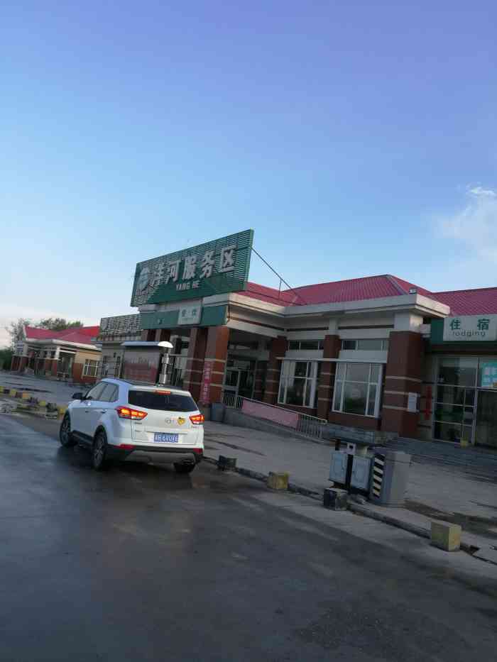 洋河服务区停车场-"停车场还挺大的,最近出京方向的厕所检修,.