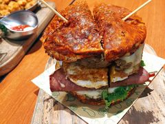 双蛋指椒牛肉汉堡-魏斯理汉堡(西安沣东吾悦店)