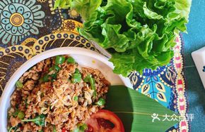Minced Pork Wrapped in Lettuce