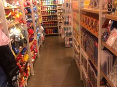 -名创优品(北京新中关购物中心地铁层店)