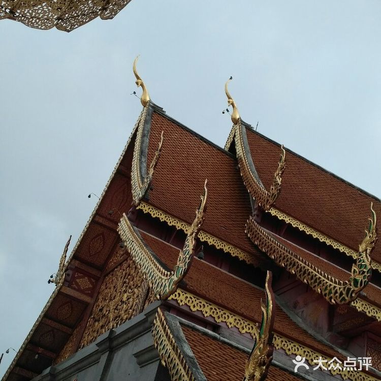 双龙寺在素贴山上面，在清迈的近郊，从清迈北门叫双条车