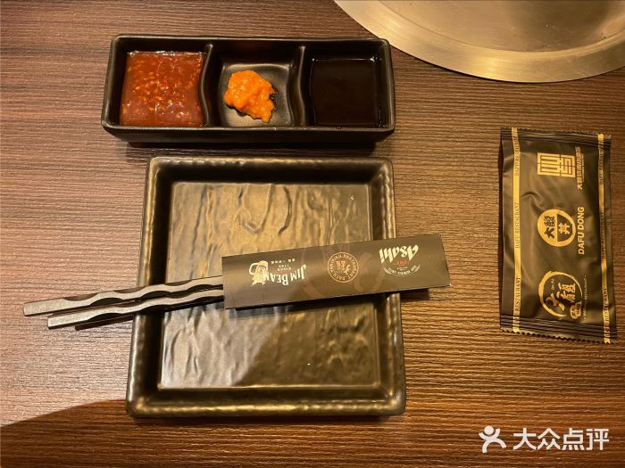 大馥·炭火烧肉酒场(莘庄莘福坊店)餐具摆设图片