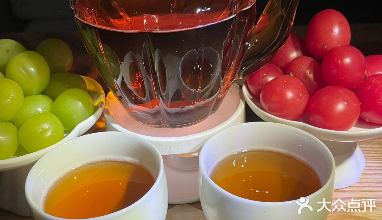 灯光茶香伴，玻璃盏倒影