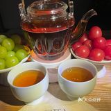 灯光茶香伴，玻璃盏倒影
