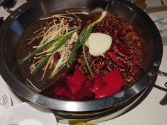 -茅草房·河畔园林火锅