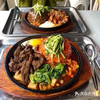 P1二食堂二楼铁板饭:番茄牛柳铁板饭/黑椒辣子鸡铁板