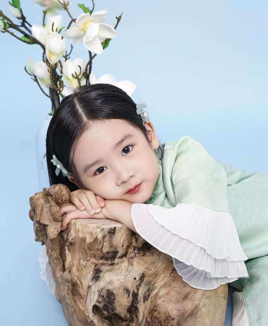 五岁 女孩写真!这个国风女孩真甜