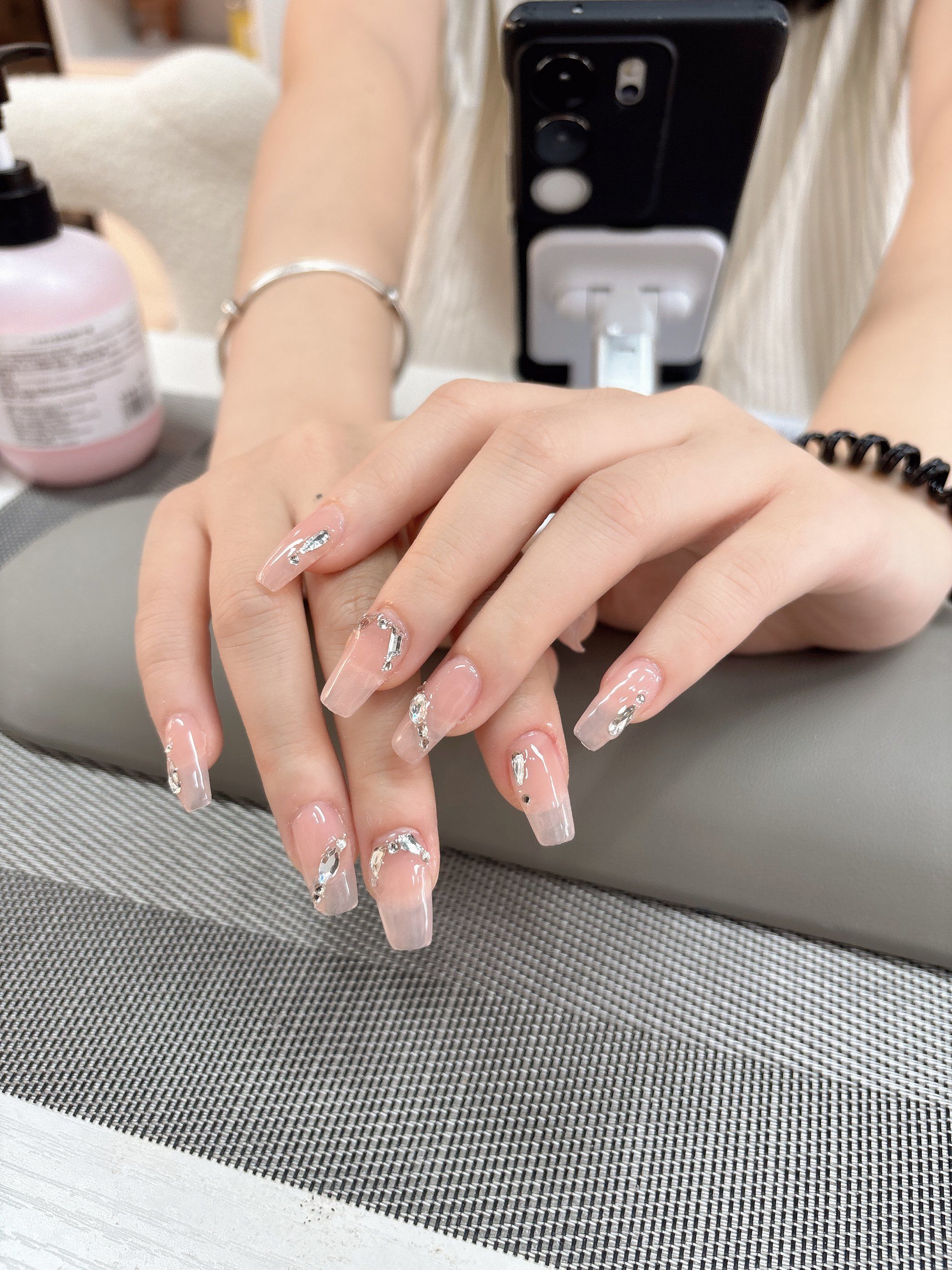 粉粉的镶钻美甲,好漂亮[色][色]