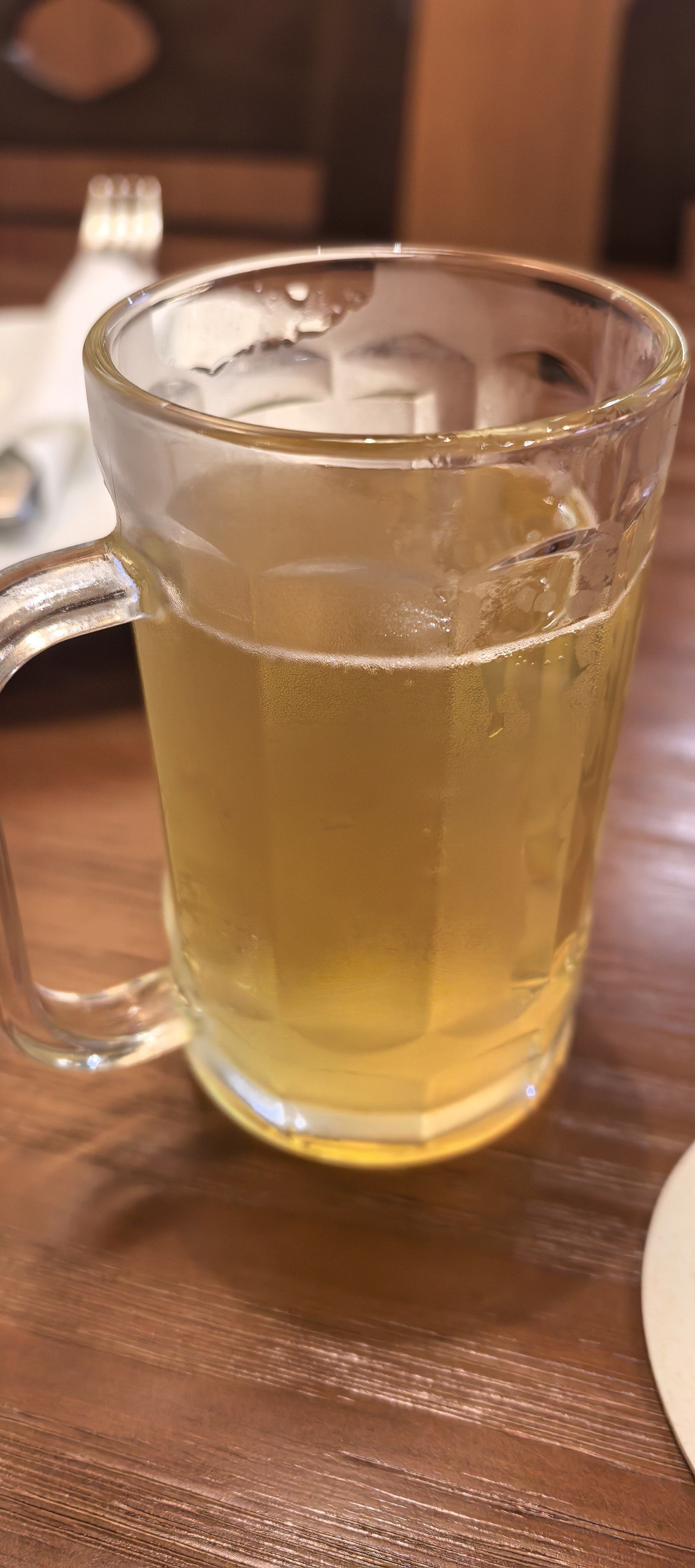 满满的啤酒杯