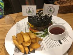 特色牛肉芝士汉堡-LO CALCOW卡路力轻食主义餐厅(陆家嘴店)