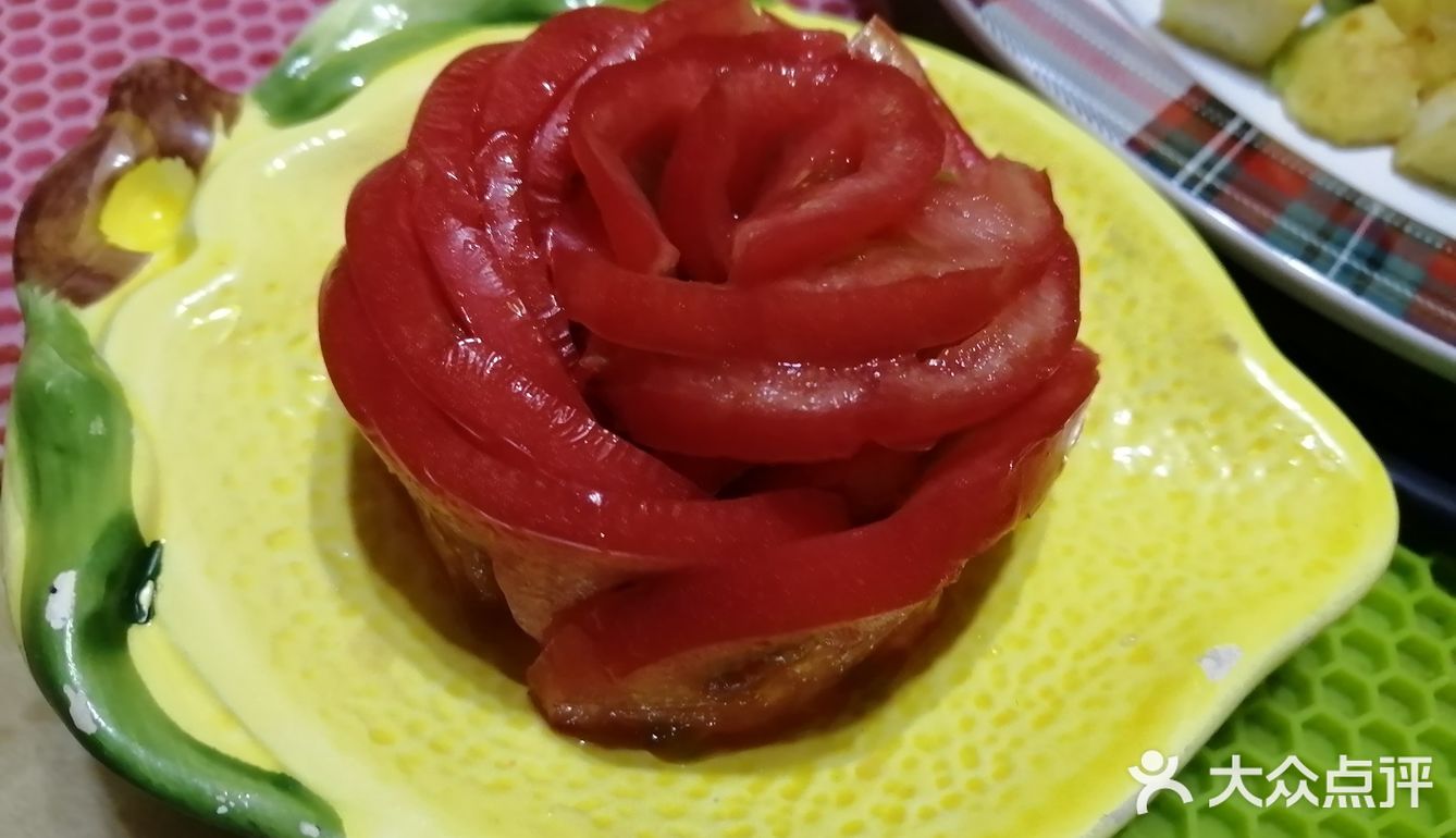 切一个西红柿。吃完西红柿就挺饱的了