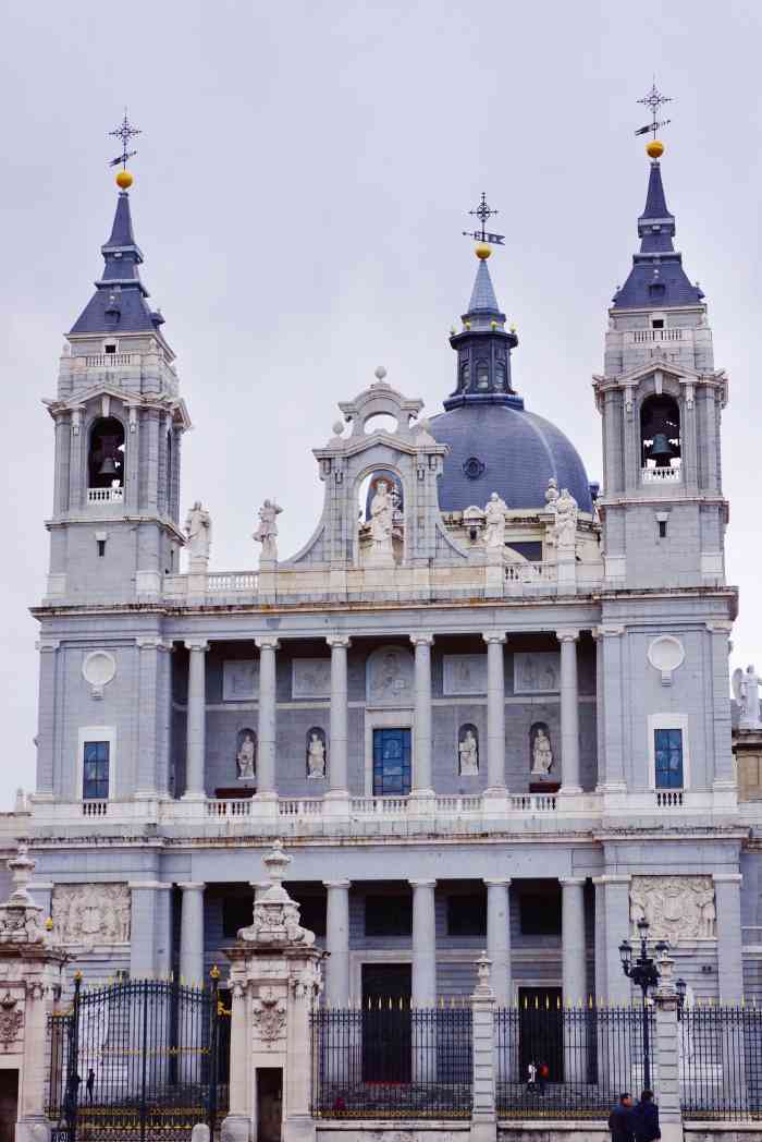 阿穆德纳圣母主教座堂-"这座新歌特风格的教堂始建于1879年,但.