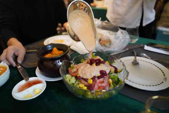 老俄楼西餐厅-"各部门员工不约而同纷纷下楼进行扫雪.由于.