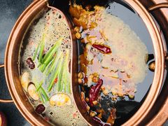 菌菇鸳鸯锅-镇江龙·火锅串串(武侯祠店)