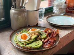 牛油果煮蛋吐司-RAC BAR(安福路店)