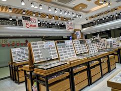 -美式眼镜·授权蔡司.依视路.尼康.豪雅.明月(人民广场店)