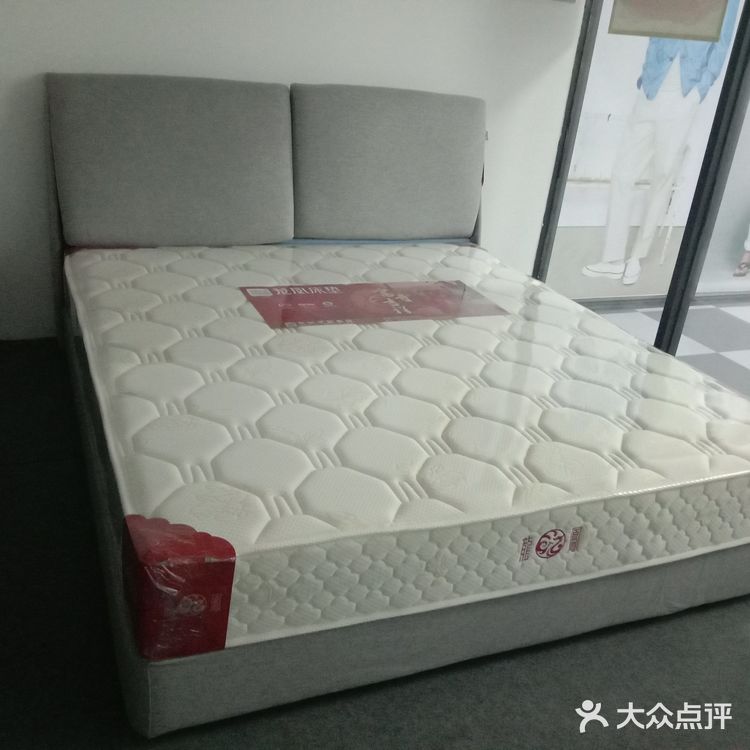 新款布艺床，时尚大方，靠着舒服，五折优惠力度