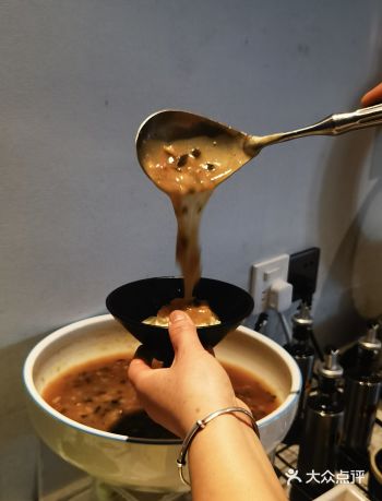 在维也纳国际酒店有人用一锅老卤复刻了千里之外的炊烟