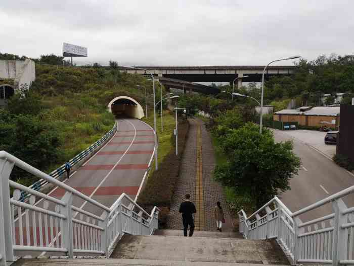 龙凤溪(地铁站)-"龙凤溪地铁站,位于地铁六号线状元碑与向家.