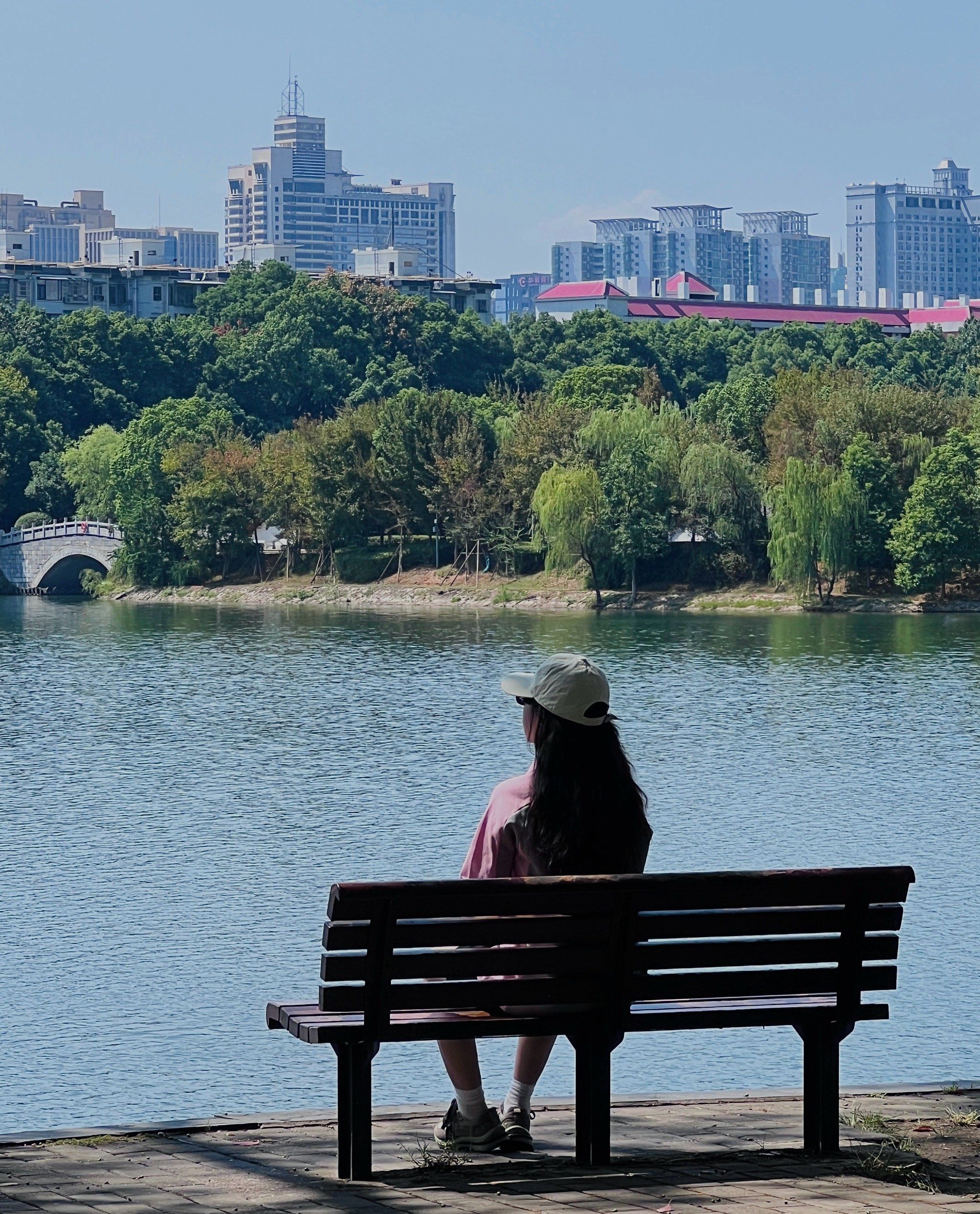 湖边漫步的悠闲时光