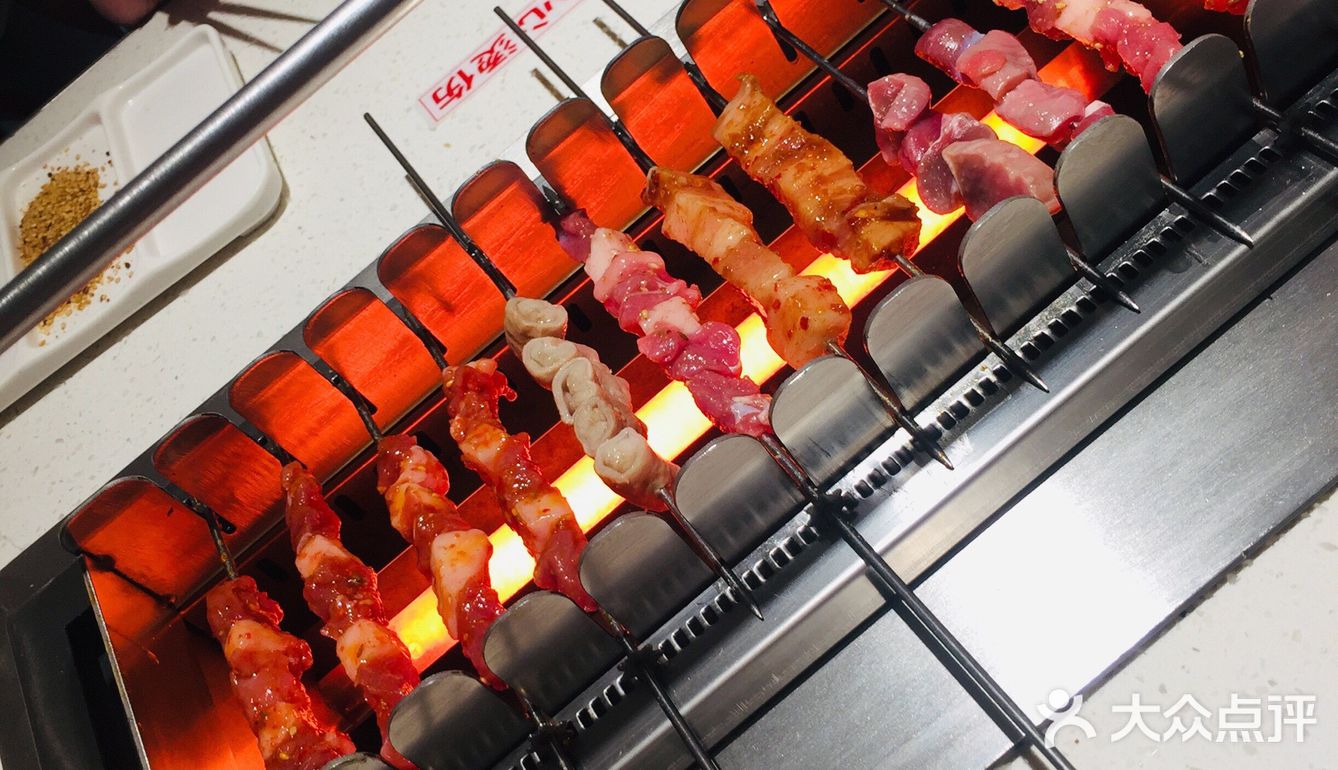 点了他家招牌羊肉串、牛小肠，牛小排、五花肉