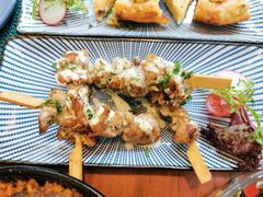炭烤鸡肉串配酸奶黄瓜酱-帕歌西班牙餐厅paco tapas