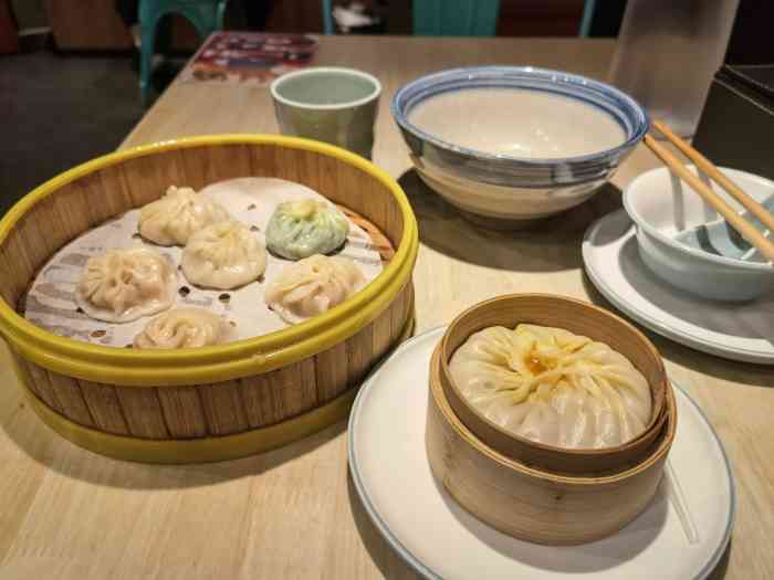 弄堂小笼包(山东青岛万象城店)-"包子馅一股冷冻肉的味道,不好吃,点了