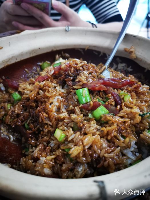 贤记啫煲广东菜馆(鲁谷路店)传统腊味煲仔饭图片