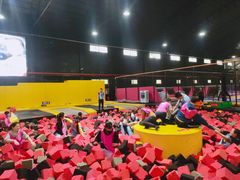 -嘿哟动霸CHUA·新潮玩运动娱乐中心·蹦床滑冰团建乐园
