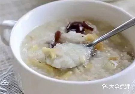 可以试试梅花粥。先将100g粳米浸泡1小时