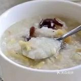 可以试试梅花粥。先将100g粳米浸泡1小时