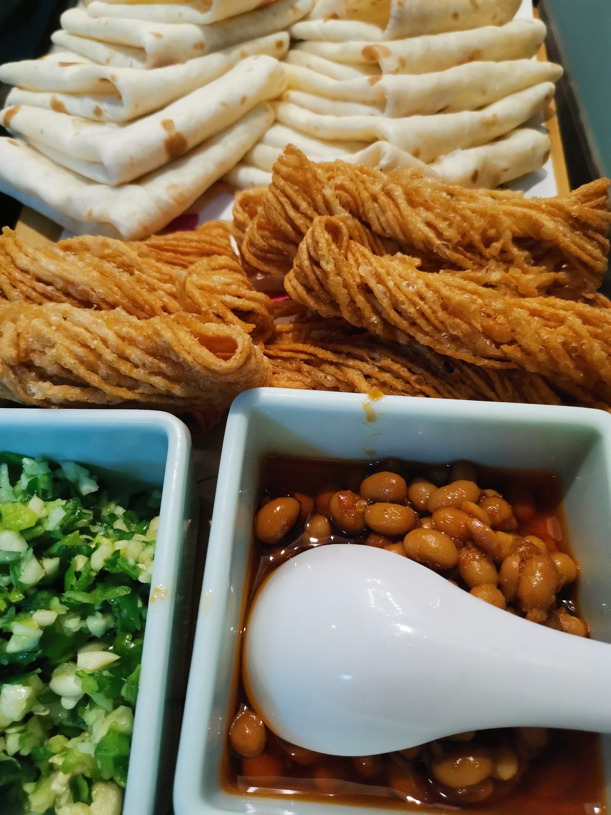 卷着金黄酥脆的馓子,一口咬下去,先是洛馍的软糯,接着便是馓子在齿间