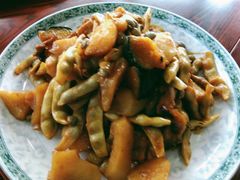 勾勾黄炖土豆-湿地人家坑烤