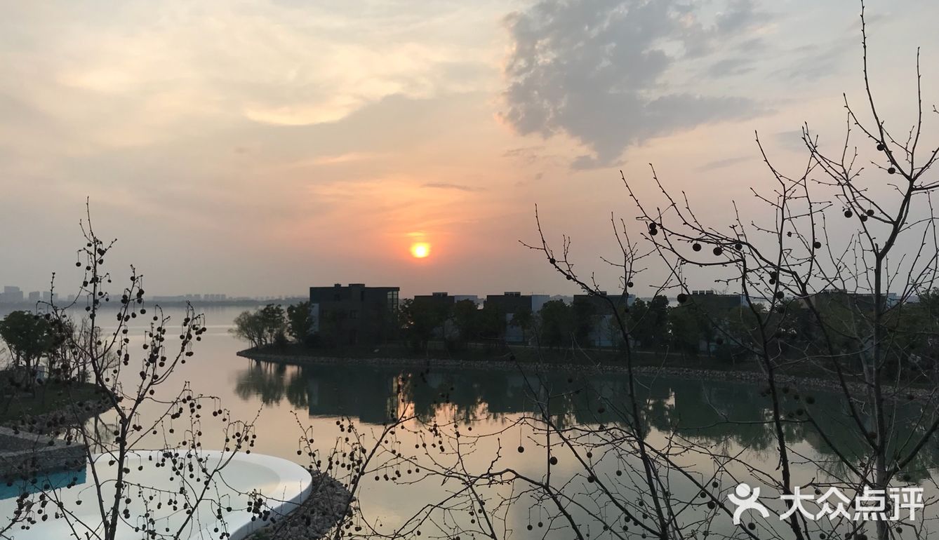 实现自我成长。在这片大面积的临水土地上