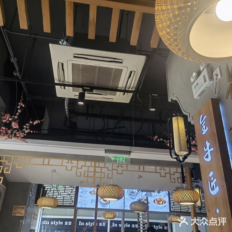 同事第一次来吃这家跷脚牛肉，订了一个双人套餐