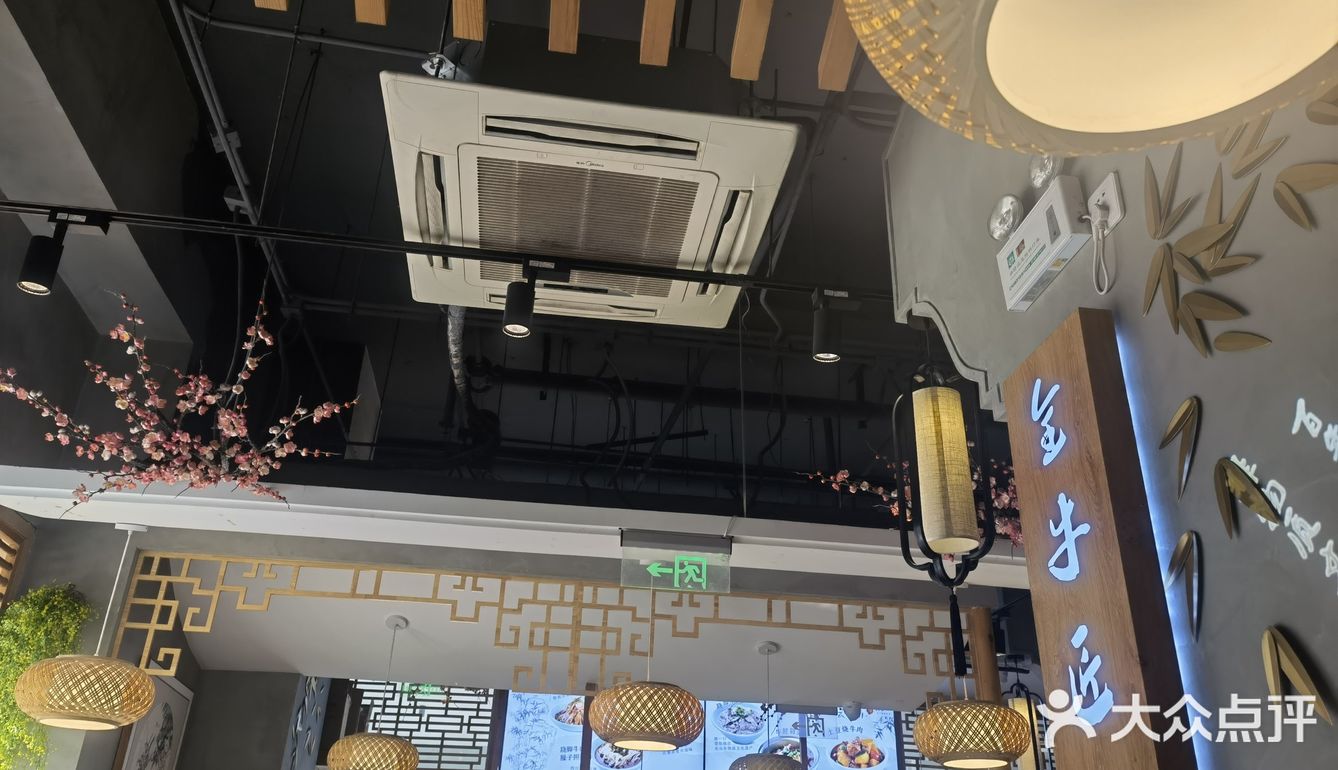 同事第一次来吃这家跷脚牛肉，订了一个双人套餐