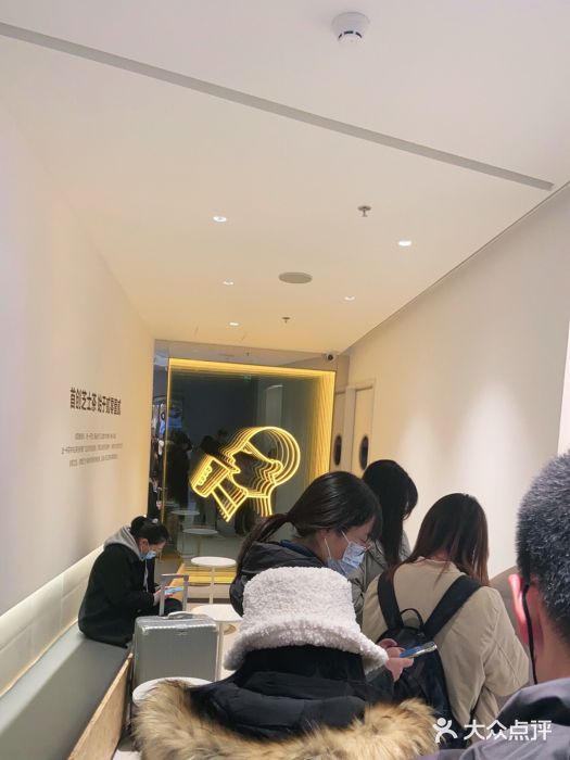 喜茶(烟台莱山万象汇店)等位区图片