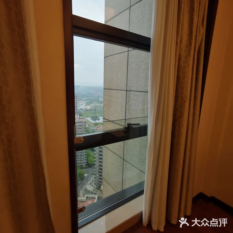 地下室有车位（住宿完领停车券）