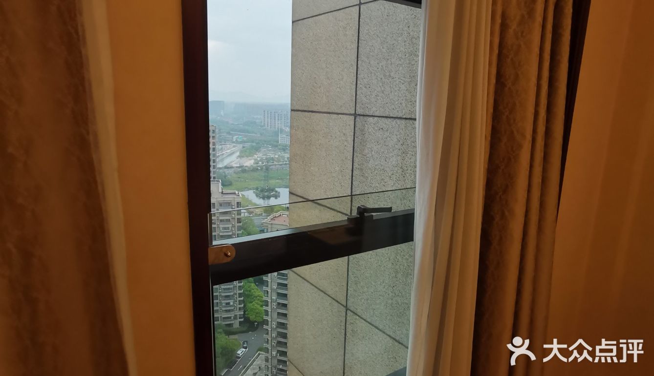 地下室有车位（住宿完领停车券）