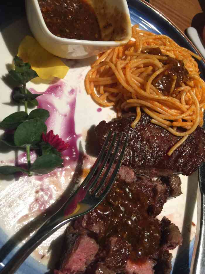 伯顿西餐厅(金福星广场店)-"口味有点浓,牛排要的是全熟的,结果拿来的